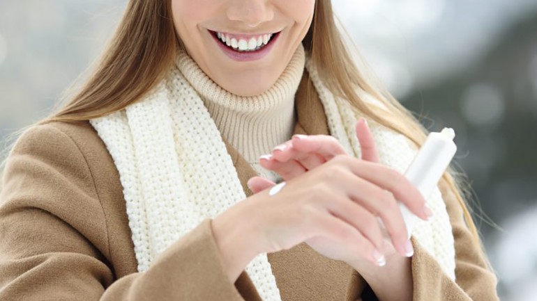 Como cuidar das mãos ressecadas no inverno